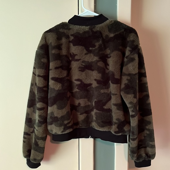 Faux fur camo jacket.  Zip front.  Excellent condition.  Very warm! - Picture 2 of 5